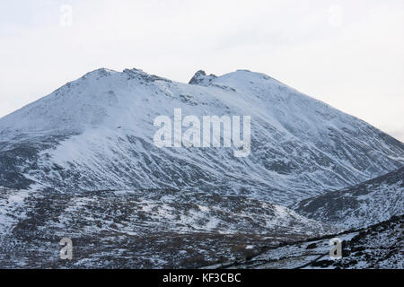 Slieve Bearnagh und Schnee auf die Mourne Mountains County Down Nordirland. Stockfoto