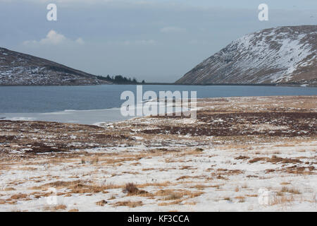 Schnee am Spelga Damm in der Mourne Mountains County Down Nordirland. Stockfoto