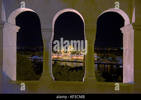 Ungarischen Parlament Flutlicht in der Nacht durch Bögen Budapest Ungarn Stockfoto