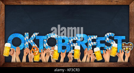 Menschen die Hände halten, Holz- Oktoberfest schreiben Schriftzug mit Bierkrügen deutschen Brezel auf Tafel mit Kopie Raum Stockfoto