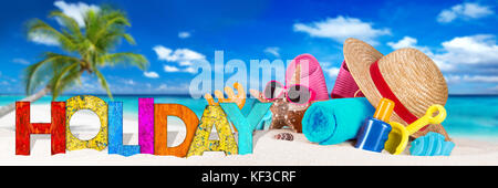 Urlaub Schriftzug und Strand Zubehör Zubehör auf Sand vor Coco Palm auf tropischen Paradies Insel Traum Strand Stockfoto