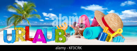 Übersetzung des deutschen Wortes Urlaub/Ferienhäuser Schriftzug und Strand Zubehör Zubehör auf Sand vor Coco Palm auf tropischen Paradies Insel Traum sein Stockfoto