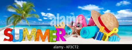 Sommer Beschriftung und Strand Zubehör Zubehör auf Sand vor Coco Palm auf tropischen Paradies Insel Traum Strand Stockfoto
