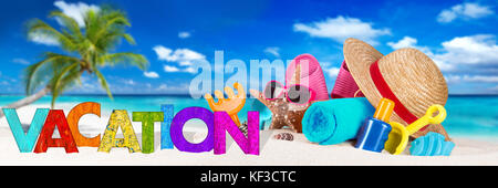 Ferienhäuser Schriftzug und Strand Zubehör Zubehör auf Sand vor Coco Palm auf tropischen Paradies Insel Traum Strand Stockfoto