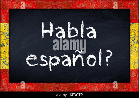 Habla Espanol (Übersetzung: Sie Spanisch sprechen) Sprache Bildung Konzept auf der Tafel Tafel mit Holz- Spanien Flagge frame Stockfoto