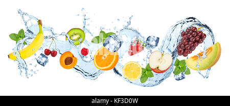 Multivitamin Wasser Splash wave mit verschiedenen Früchten Pfefferminze Blätter und Eiswürfel auf weißem Hintergrund Stockfoto