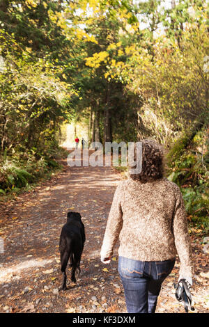 Frau zu ihrem Hund in der Natur. Elk Lake, Vancouver Island BC. Kanada Stockfoto