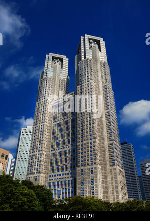 Tokyo Metropolitan Government Gebäude, bekannt als tocho, 1990 in Shinjuku district gebaut und von bekannten japanischen Architekten Kenzo Tange entworfen Stockfoto