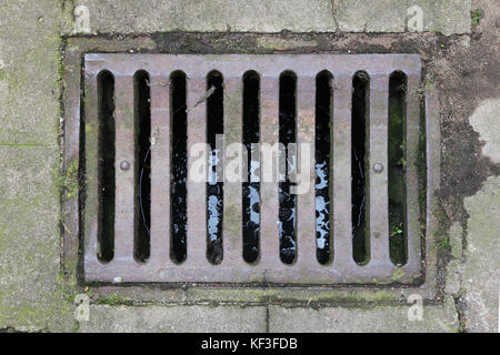 Alte rostige Bügeleisen Grill des regen Kanalisation der Stadt. top view Shot Stockfoto
