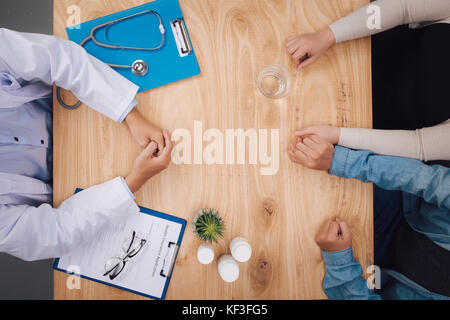 Der Mann, die Frau Hand an der Arztpraxis. Arzt bereit, Patienten zu prüfen. Stockfoto