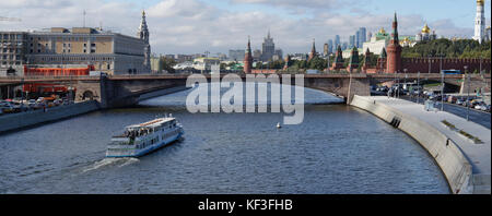 Moskau, Russland - 22. September 2017: Panorama der Kreml und die Stadt von der neuen öffentlichen Landschaftspark zaryadye (Platz nach Zeilen) auf t Stockfoto