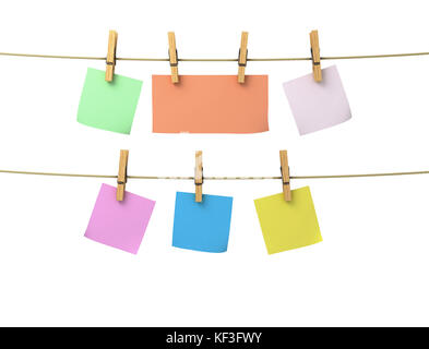 Blatt Papier in verschiedenen Farben auf wäscheklammern an einem Seil befestigt Stockfoto