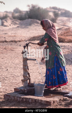 Das Pumpen von Wasser aus einer Handpumpe in der Wüste in der Nähe Cholistan Utch, die Punjab, Pakistan. Stockfoto