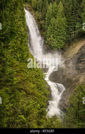 Middle Wallace Falls im Frühjahr, Wallace Falls State Park, North Cascades, in der Nähe der Stadt Gold Bar, Washington, USA Stockfoto