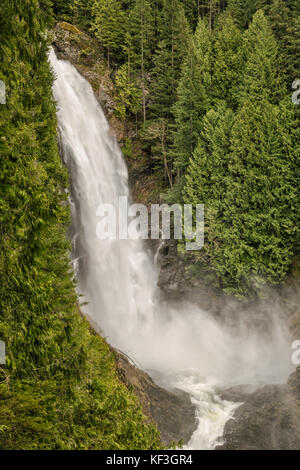 Middle Wallace Falls im Frühjahr, Wallace Falls State Park, North Cascades, in der Nähe der Stadt Gold Bar, Washington, USA Stockfoto