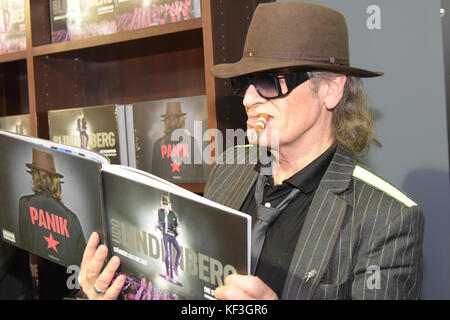 Frankfurt, Deutschland. Oktober 2017. Udo Lindenberg präsentiert sein Bilderbuch 'Stärker als die Zeit' zusammen mit der Fotografin Tine Acke im Frankf Stockfoto