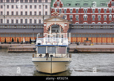 Stadtzentrum von Helsinki und Hafen. traditionelles Ziegelstein farbige Gebäude. Finnland Stockfoto