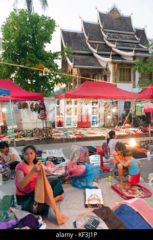 Luang Prabang Night Market, beliebten Schauplatz für Souvenirs und Kunsthandwerk auf der Main Street in der Stadt Luang Prabang entfernt Stockfoto