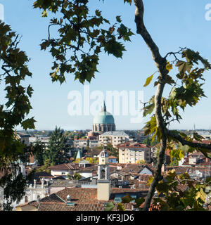 Panoramablick auf Udine vom Burghügel im Herbst Stockfoto