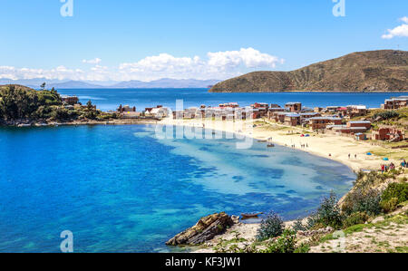 Blaues Wasser und Küste von Titicaca See, Boote, wandern Menschen und bolivianische Dorf an inkas Insel der Sonne, Bolivien, Südamerika Stockfoto