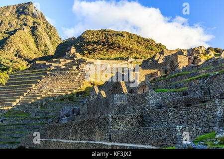 Machu Picchu grünen Terrassen und Ruinen mit Bergen im Hintergrund, Urubamba, Peru provnce Stockfoto