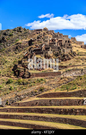 Ruinen der alten Inka Zitadelle mit Terrassen auf dem Berg, Pisac, Peru Stockfoto