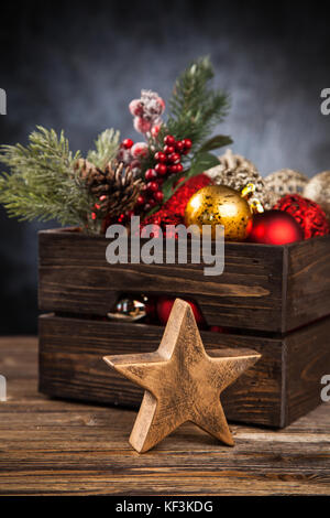 Weihnachtsbaumschmuck in Holzkiste Stockfoto