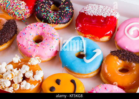 Süße Krapfen am grauen Stein Hintergrund Stockfoto