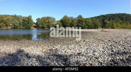 Niedrige Wasserstände, am Delaware River, Ohio Canal State Park, Pennsylvania, United States. Stockfoto