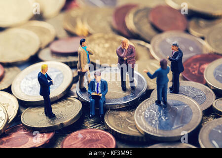 Gruppe von Geschäftsleuten stehen auf euro Geld stack und Reden Stockfoto