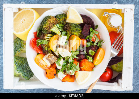 Vegetarische Salat mit gebackenem Gemüse mit Tofu in einem hölzernen Lunch Box. vegan Gesunde Ernährung Konzept. Stockfoto