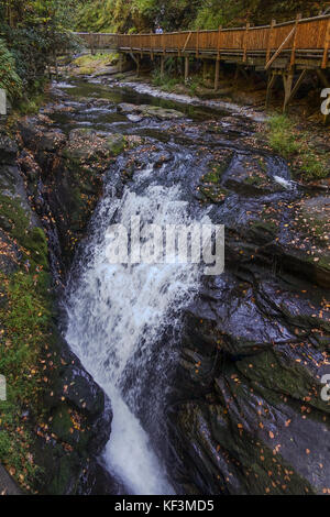 Bushkill Falls, Holzstege entlang 8 Wasserfälle, Pennsylvania Pocono Mountains, United States Stockfoto