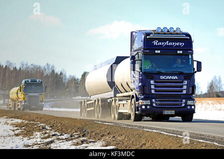 Salo, Finnland - 28 2016 Februar: zwei Scania Lkw tank Platoon entlang der staubigen Landstraße bei Frühling im Süden Finnlands. Stockfoto