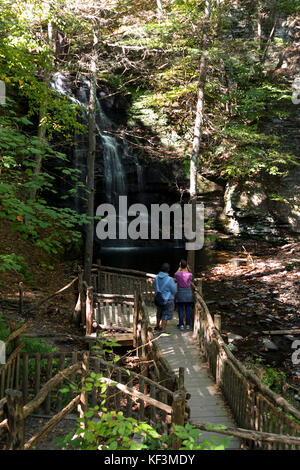 Bushkill Falls, Holzstege entlang 8 Wasserfälle, Pennsylvania Pocono Mountains, United States Stockfoto