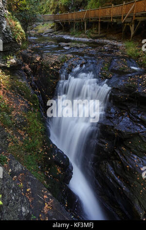 Bushkill Falls, Holzstege entlang 8 Wasserfälle, Pennsylvania Pocono Mountains, United States Stockfoto