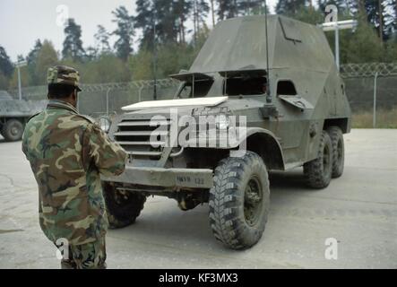 NATO in Deutschland; U.S. Army, Foreign Materials Training Detachment (FMTD) in Grafenwoehr Trainingsgebiet; Installation für die Ausbildung und Einarbeitung in die militärischen Ausrüstungen der Gegner sowjetischer und Warschauer Pakt; sowjetischer BTR-152 gepanzerter Transportwagen (Oktober 1985) Stockfoto