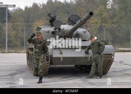 NATO in Deutschland; U.S. Army, Foreign Materials Training Detachment (FMTD) in Grafenwoehr Trainingsgebiet; Installation für die Ausbildung und Einarbeitung in die militärischen Ausrüstungen der Gegner sowjetischer und Warschauer Pakt; T 55 sowjetischer Panzer (Oktober 1985) Stockfoto