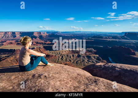 Frau an einem Blicken über den canyonlands und den Colorado River vom Dead Horse State Park, Utah, USA Stockfoto