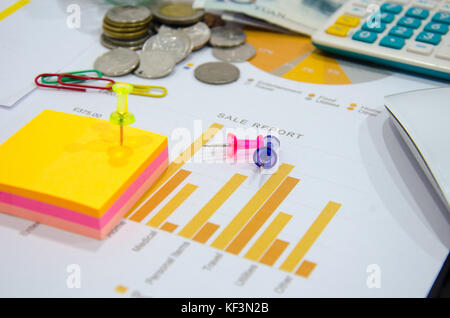 Geschäftsdokumente auf Tabelle mit Maus computer und Münzen und Diagramm finanzielle Diagramm. Stockfoto