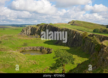 Blick nach Osten entlang der Walltown Crags-Sektion der Roman Hadrians Wall im Sommer Northumberland England Großbritannien GB Großbritannien Stockfoto