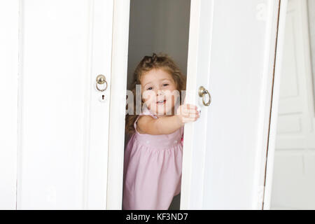 Süße Mädchen im Schrank lächelt Stockfoto