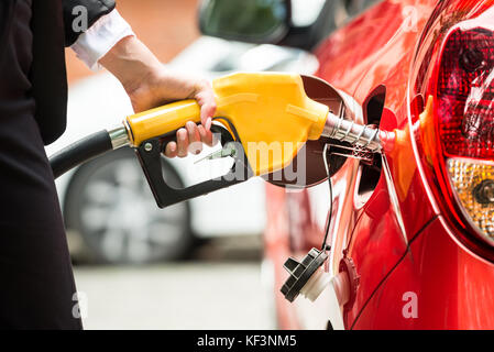 Nahaufnahme der Hand Geschäftsfrau tanken das Auto Tank mit Benzin Pumpe Düse Stockfoto