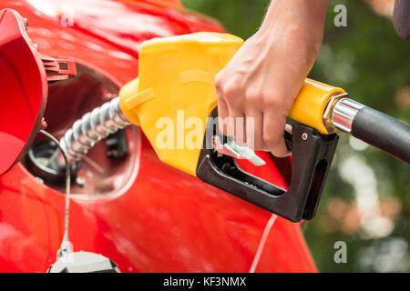 Nahaufnahme der Hand Geschäftsfrau tanken das Auto Tank Stockfoto