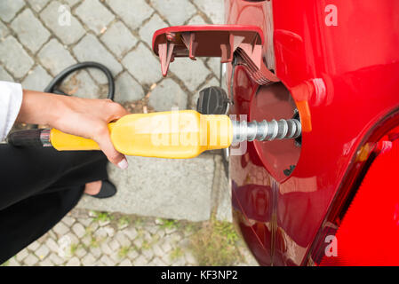 Nahaufnahme der Hand Geschäftsfrau tanken Ihr Auto Stockfoto