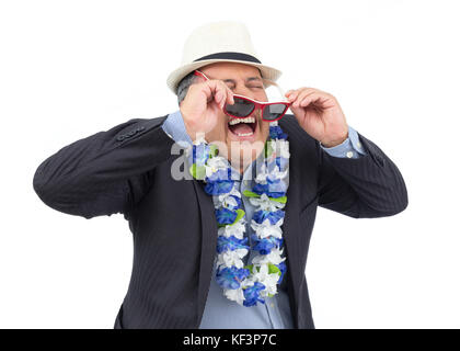 Betrunken Geschäftsmann lacht. Hände in Sonnenbrille. Er ist Anzug tragen, hawaiische Halskette von Blumen und Sonnenbrille. Karneval Konzept, Freude, Party und Stockfoto