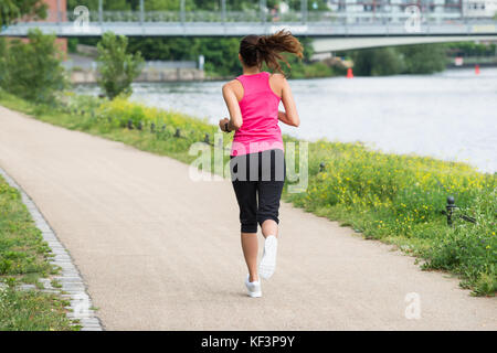 Ansicht der Rückseite des sportliche junge Frau, die auf Pfad Stockfoto