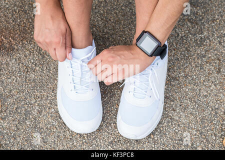 Nahaufnahme von Frau binden Joggingschuhe Stockfoto