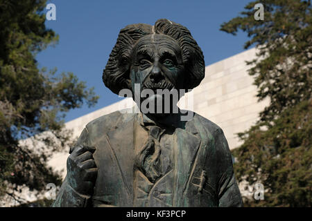 Albert Einstein Bronze Skulptur von georgischen Bildhauer Georgy Frangulyan (2015) in Givat Ram oder Edmond Safra Campus der Hebräischen Universität Jerusalem in Givat Ram Nachbarschaft in Jerusalem Israel gelegen Stockfoto