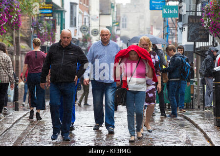 Canterbury, Kent, Großbritannien. 29. September 2017. Spaziergang Gruppe von Menschen, die rund um das Stadtzentrum, auf einer nassen und regnerischen Tag Großbritannien Regenguß durchnässt. Stockfoto