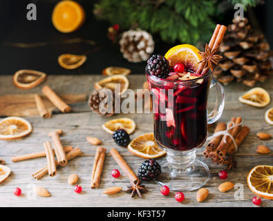 Einem Glas heißem Glühwein für das neue Jahr mit Zutaten zum Kochen, Muttern und Weihnachtsschmuck, eine Weihnachtskarte, selektiver Fokus, Platz für Stockfoto